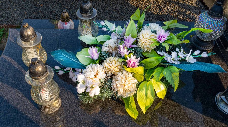 bouquet de fleurs déposé sur un cercueil