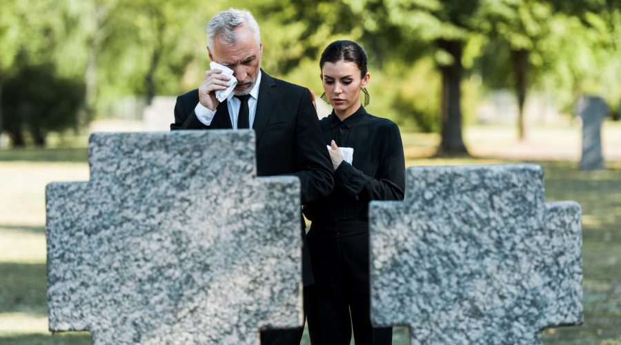 un homme qui pleure à côté d'une femme